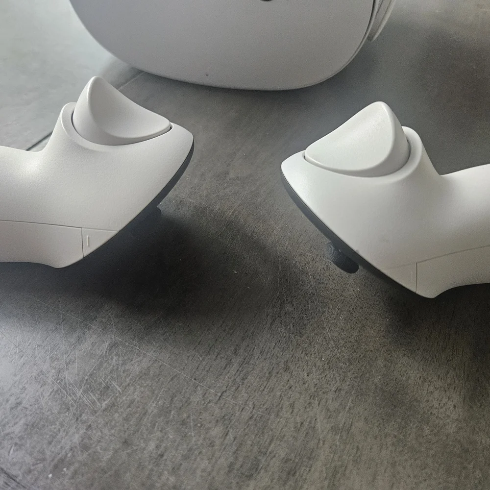 VR Headset with Controllers - White